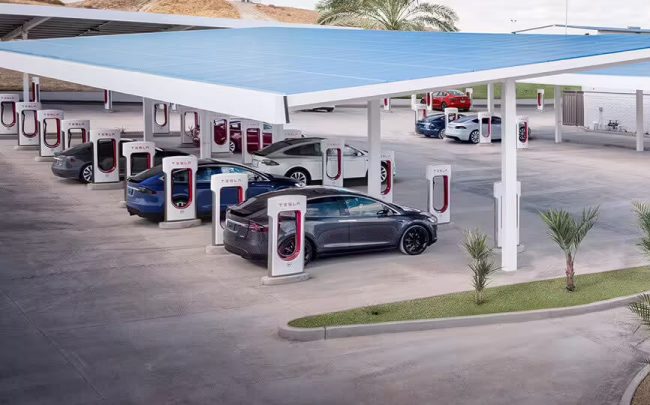 Tesla permite mașinilor electrice non-Tesla să folosească Supercharger